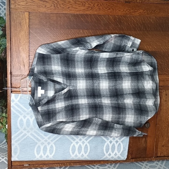 Christopher & Banks Tops - (L39) Black White Notched V Neck Flannel Tunic Medium